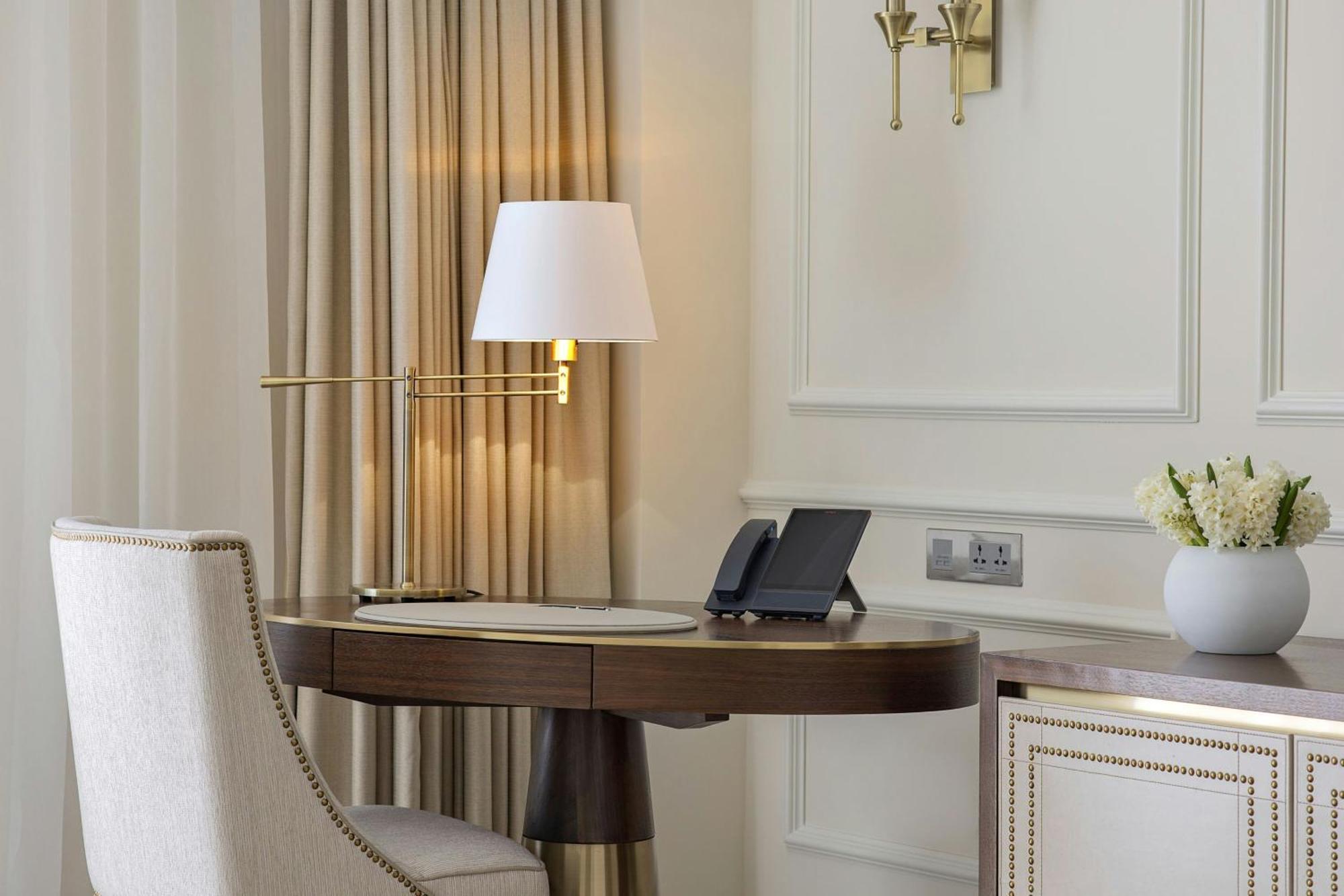 The Ritz-Carlton, Amman Hotel Exterior photo A table lamp