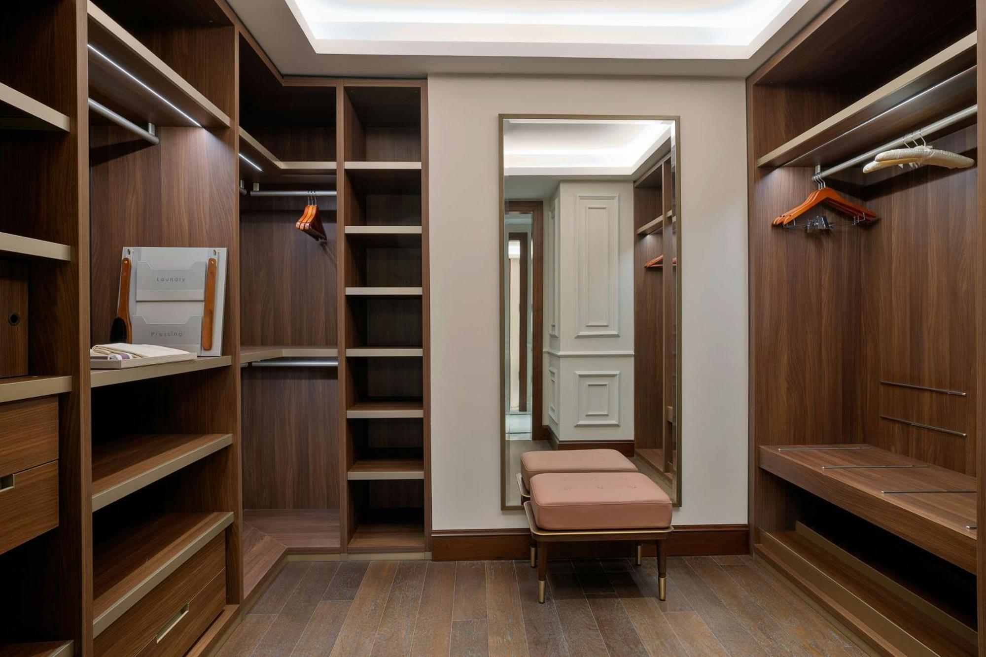 The Ritz-Carlton, Amman Hotel Exterior photo A walk-in closet