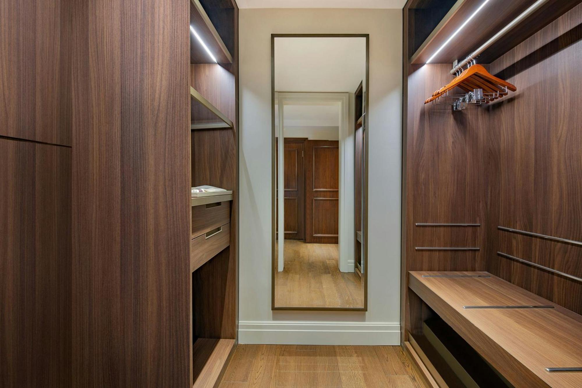 The Ritz-Carlton, Amman Hotel Exterior photo A walk-in closet